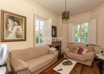 Casa à venda com 180m², 3 dormitórios, 1 suíte, 2 vagas no bairro Moinhos de Vento em Porto Alegre