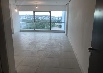 Salas/Conjuntos à venda com 41m², 1 vaga no bairro Cristal em Porto Alegre